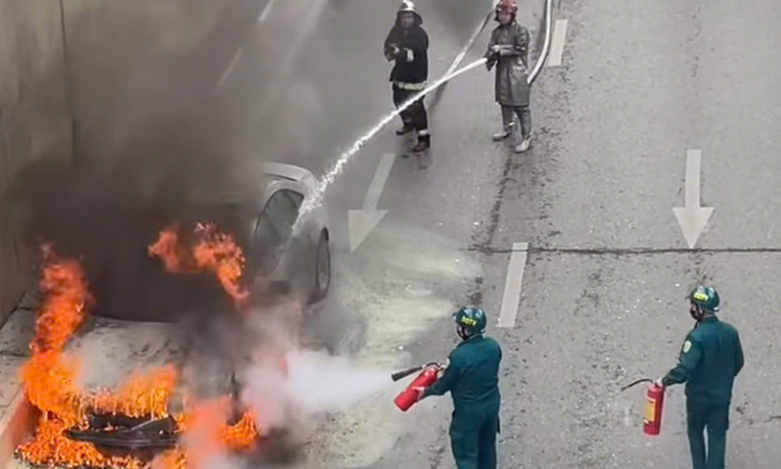 Ô tô Audi bốc cháy ngùn ngụt ở hầm chui Hà Nội