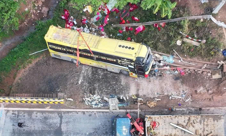 Hiện trường lật xe khách làm 3 người chết ở Sơn La