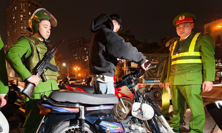 Công an Hà Nội tuần tra xuyên đêm, bảo vệ tuyệt đối an ninh phục vụ Đại hội XIV của Đảng