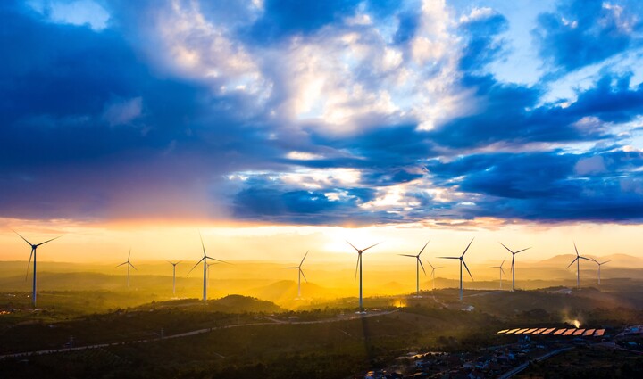 Khoảnh khắc mặt trời chạm cánh quạt trên cánh đồng điện gió lớn nhất Việt Nam