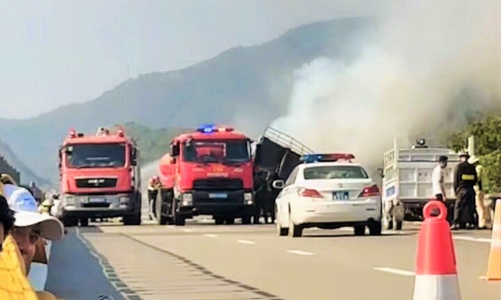 Cháy xe tải trên cao tốc Cam Lâm – Vĩnh Hảo, giao thông ùn tắc