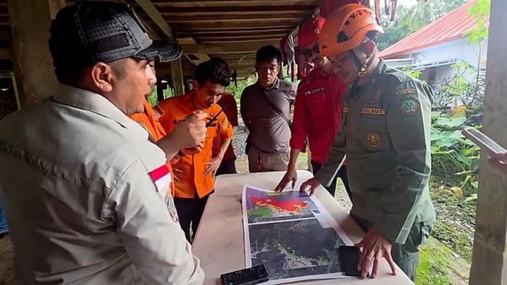 Indonesia nỗ lực tìm kiếm 11 người trên máy bay mất tích