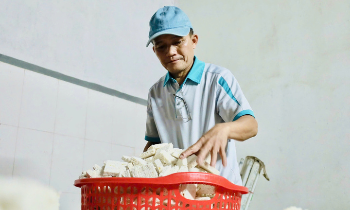 Làng bánh nổ ở Quảng Ngãi vào vụ Tết, bếp đỏ lửa từ sáng sớm tới đêm khuya