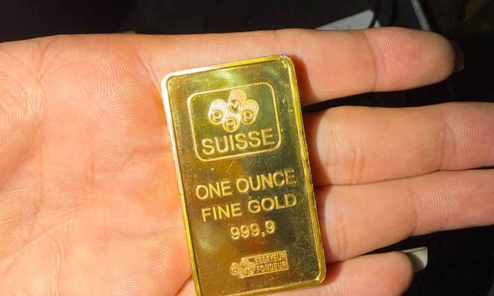 Ngụp lặn nhiều giờ giúp dân tìm 2 cây vàng rơi xuống sông Hương