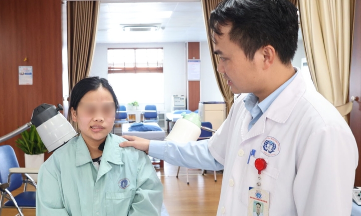 Đột ngột méo mồm, liệt mặt sau giấc ngủ