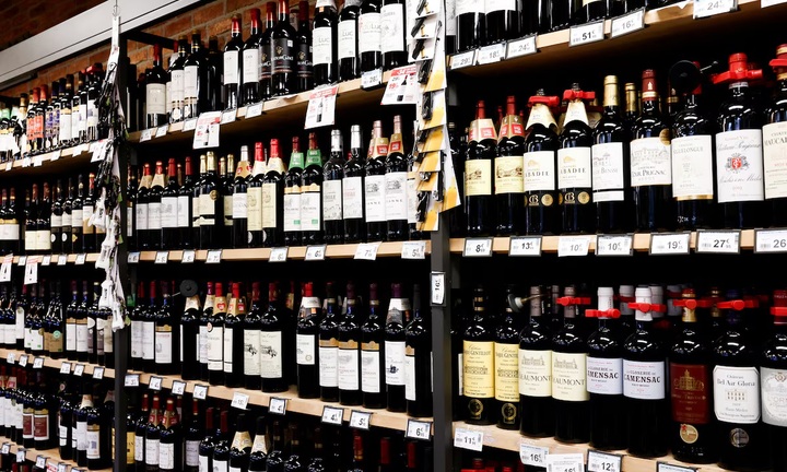 Ông Trump doạ áp thuế 200% lên rượu vang Pháp