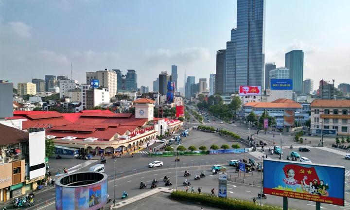 Các biểu tượng ở trung tâm TP.HCM 'khoác áo mới' đón Tết