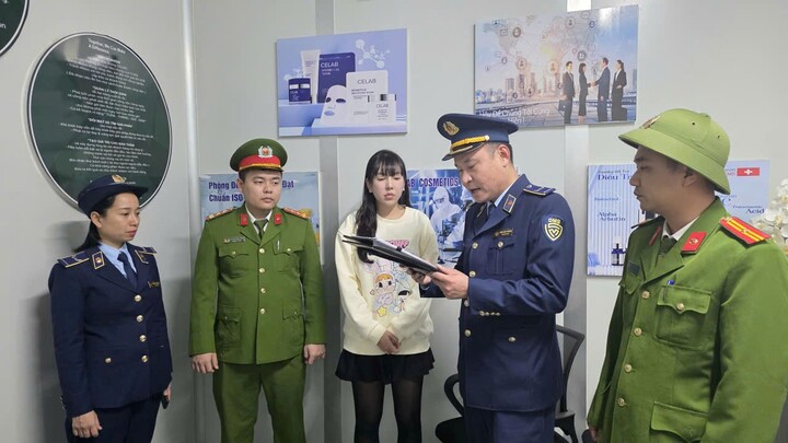 Khởi tố 2 ‘nữ quái’ sản xuất, tiêu thụ hàng chục nghìn chai thuốc nhuộm tóc giả