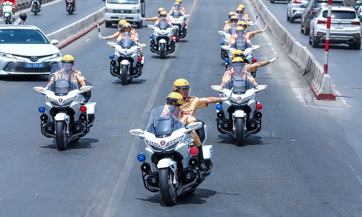 Phân luồng giao thông phục vụ Chương trình nghệ thuật đặc biệt chào mừng thành công Đại hội XIV của Đảng