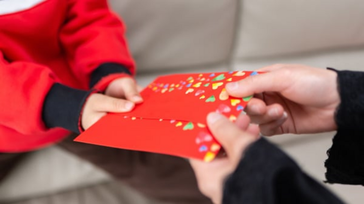 Cha mẹ lấy tiền lì xì của con có thể bị phạt tới 30 triệu đồng