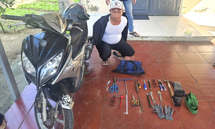 Gã 'đạo chích' cầm búa đập bể cửa kính, đột nhập công ty cuỗm tài sản