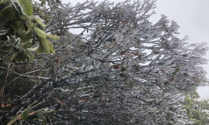 Nhiệt độ xuống 0,3°C, băng giá xuất hiện trên đỉnh Mẫu Sơn