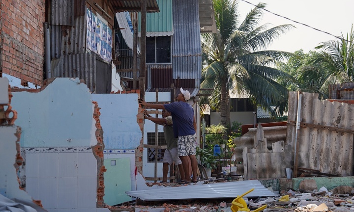 Người dân tháo dỡ nhà phục vụ dự án cải tạo kênh ô nhiễm bậc nhất TP.HCM