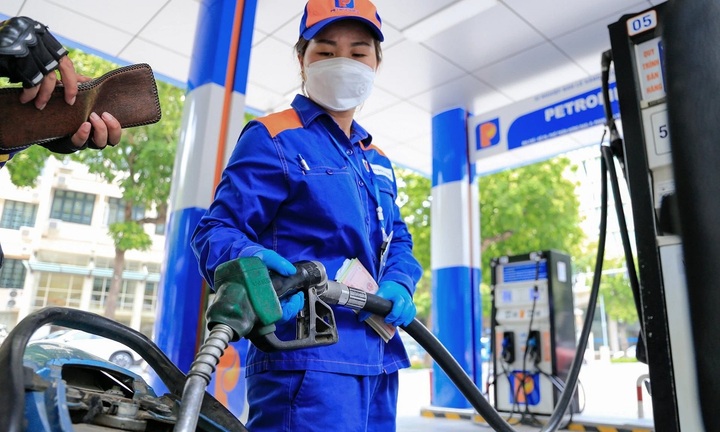 Giá xăng giảm nhẹ, dầu đồng loạt tăng