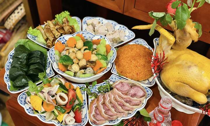 Vì sao mâm cỗ Tết không thể thiếu gà luộc nguyên con?