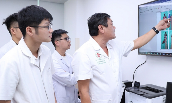 Pháo nổ xé nát bàn tay thiếu niên 15 tuổi