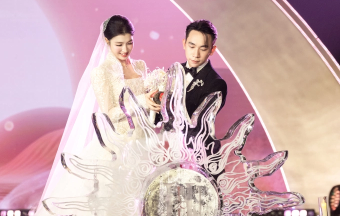 Hình ảnh hiếm hoi trong tiệc cưới của Á hậu Phương Nhi và con trai tỷ phú