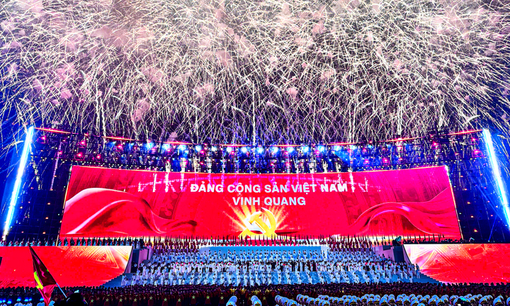 Mãn nhãn chương trình nghệ thuật 'Dưới lá cờ vẻ vang của Đảng'