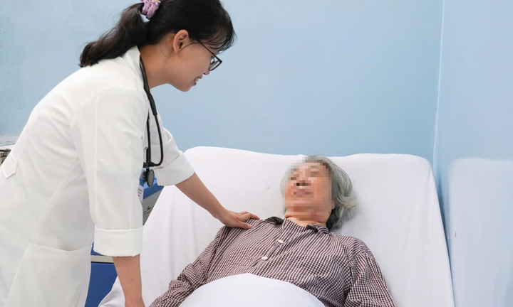 Dấu hiệu nhận biết và cách xử trí ngừng tim đột ngột