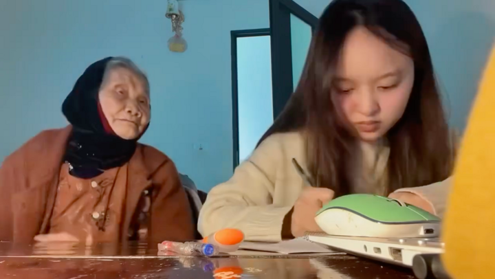 Clip bà nội ngồi bên cả buổi ngắm cháu học bài khiến dân mạng rưng rưng