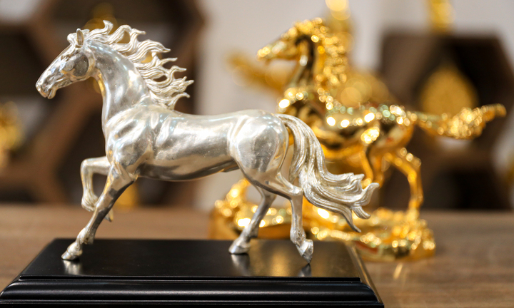 Chiêm ngưỡng tượng ngựa đúc từ gần 17 cây bạc, giá gần trăm triệu đồng
