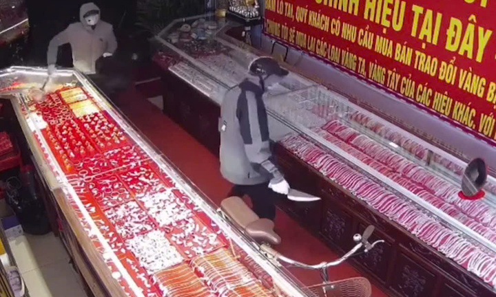 Truy bắt 2 đối tượng cướp tiệm vàng ở Ninh Bình