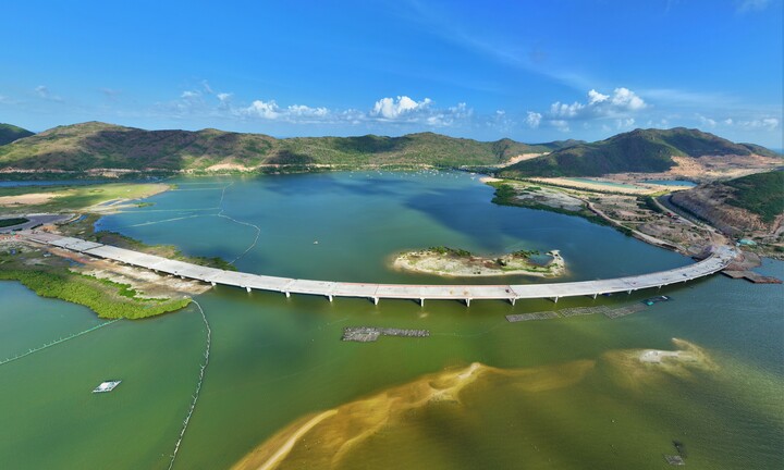 Cận cảnh cầu vượt biển hơn 500 tỷ đồng sắp được khánh thành tại Gia Lai