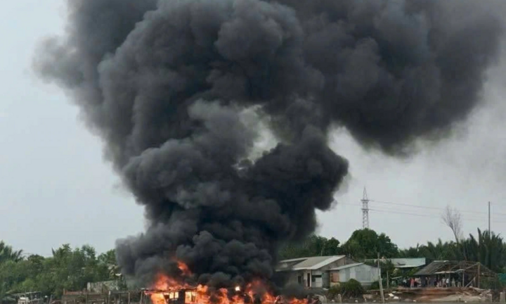 Ghe neo đậu trên sông ở Tây Ninh phát nổ, bốc cháy ngùn ngụt