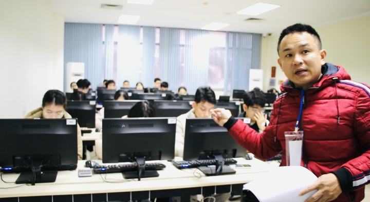 17.000 thí sinh nhập cuộc đua sớm, check-in tự động 10 giây thi đánh giá tư duy 