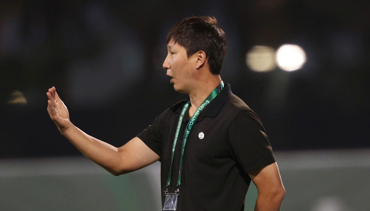 Đình Bắc ghi bàn rồi nhận thẻ đỏ, HLV Kim Sang-sik nói lý do