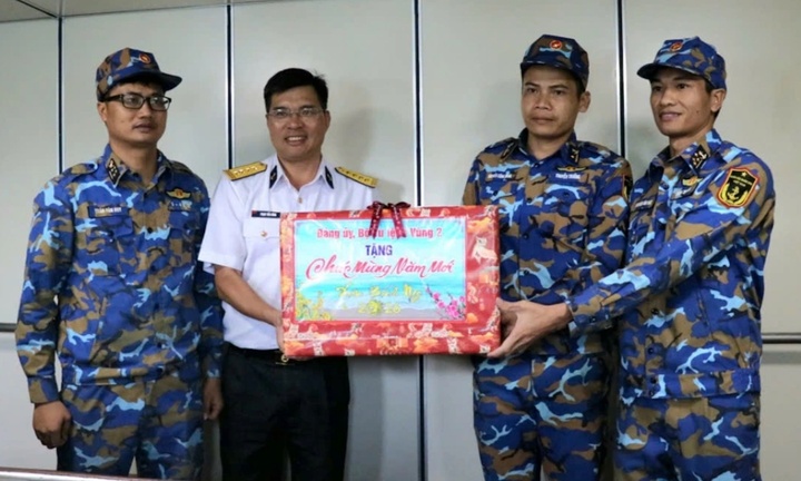 Bộ Tư lệnh Vùng 2 Hải quân thăm và chúc Tết cán bộ, chiến sĩ các nhà giàn