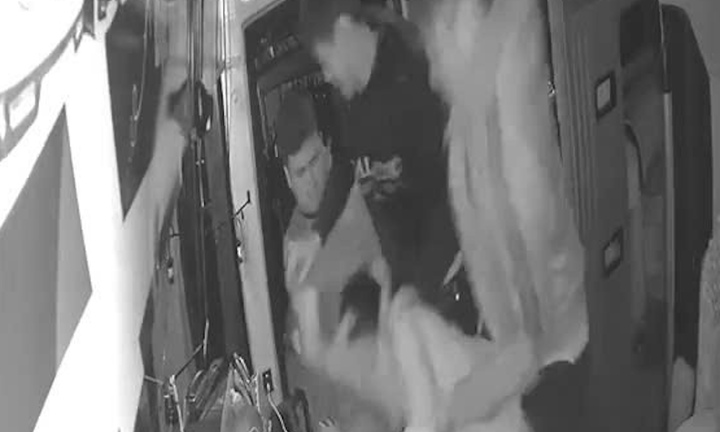 Xác minh nhóm người lạ mặt chặn xe hành hung dã man phụ xe