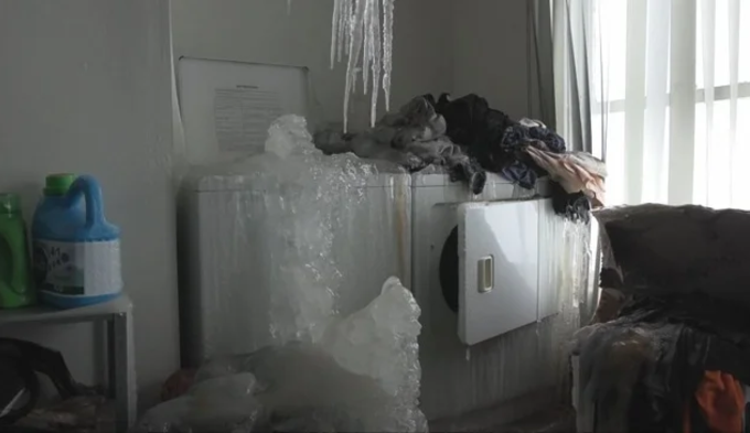 Chủ 'khóc ròng' khi thấy nhà thành 'lâu đài băng' do người thuê tiết kiệm điện