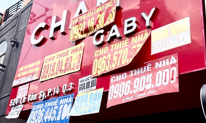 Thị trường thời trang TP.HCM: Cửa hàng truyền thống chật vật trước sức ép online