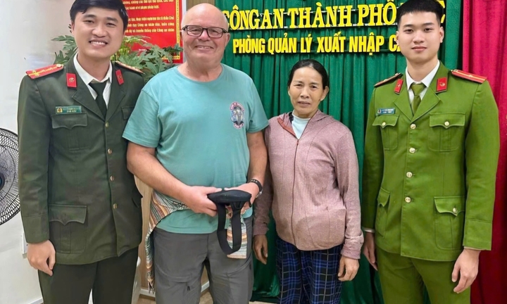 Trả lại iPad, hộ chiếu cho nam du khách người Anh đánh rơi ở Huế