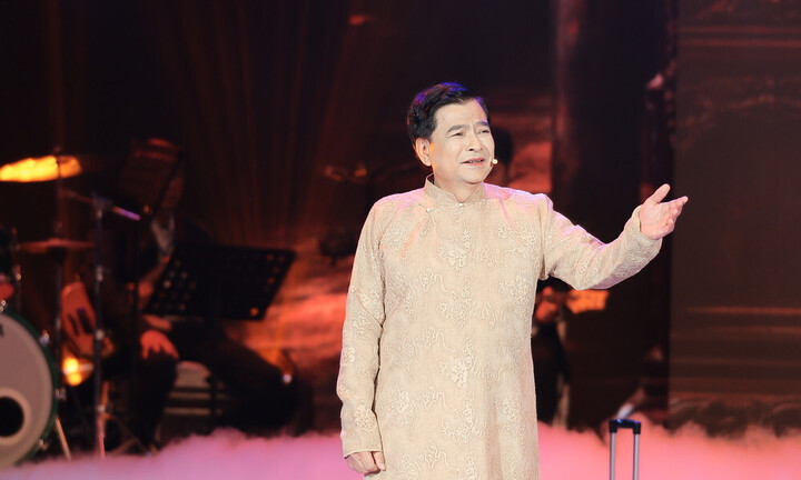 NSND Quốc Anh hát văn trên sân khấu, khán giả rưng rưng xúc động