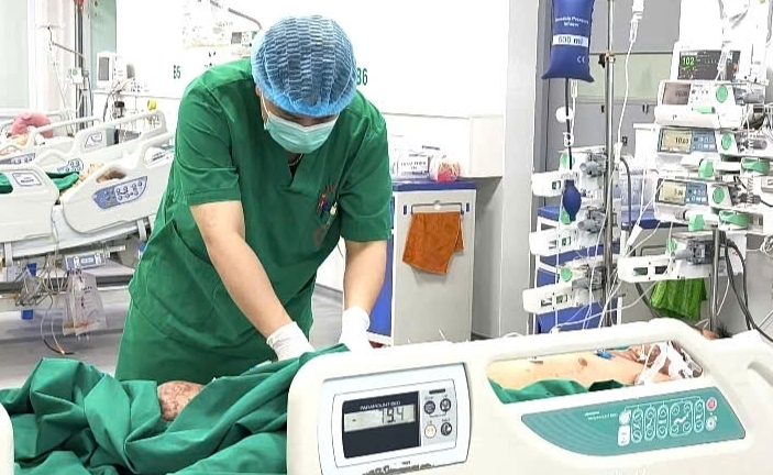 Ăn cỗ xong sốt cao, người đàn ông hôn mê do nhiễm não mô cầu