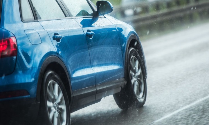 Cách chăm sóc xe ô tô mùa nồm ẩm, mưa phùn