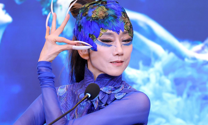 'Chim công làng múa' Dương Lệ Bình mang ‘Khổng tước’ đến Việt Nam