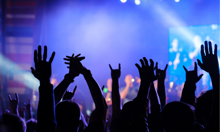 Nghe nhạc, chơi game bằng tai nghe: Hơn 1 tỷ người trẻ đối mặt nguy cơ mất thính lực