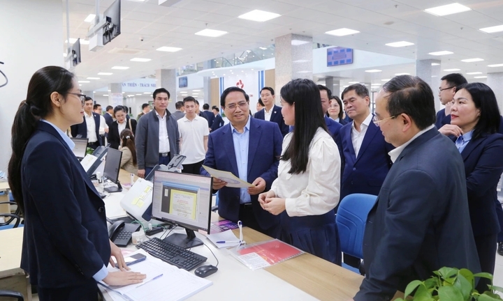 Thủ tướng: Cán bộ hành chính phải chủ động, tận tâm phục vụ nhân dân