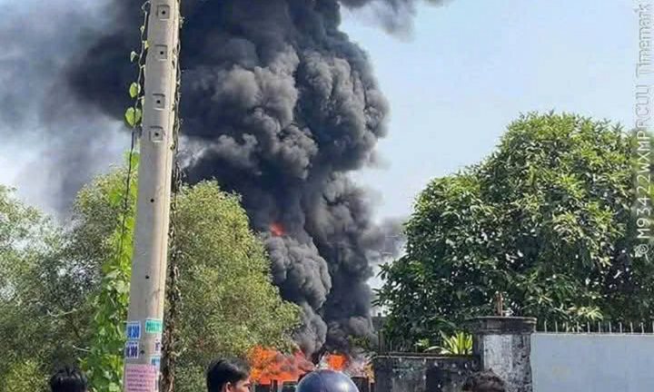 Cháy xưởng ở TP.HCM, 8 nhà dân bị ảnh hưởng