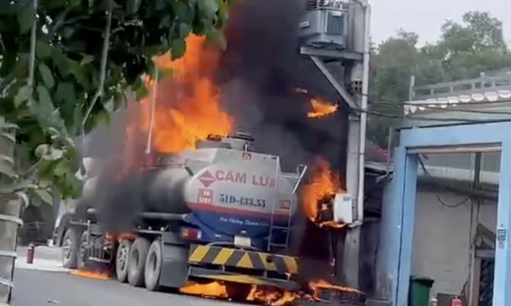 Cháy xe bồn chở xăng ở Nhà Bè