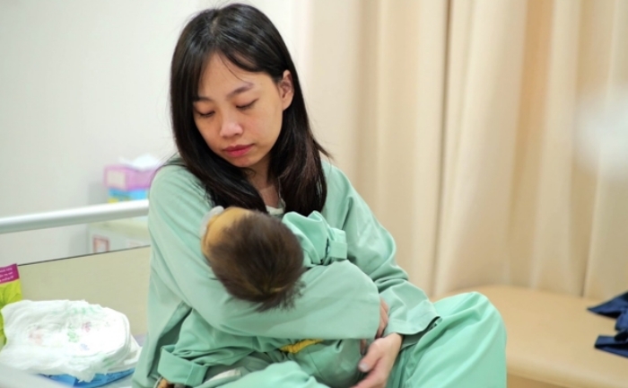 Lá gan của người mẹ cứu mạng con gái teo đường mật bẩm sinh