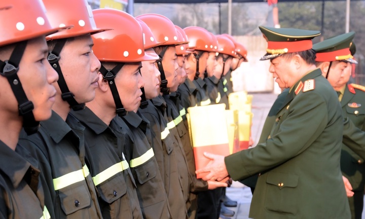 Đại tướng Nguyễn Trọng Nghĩa thăm, tặng quà người lao động một số đơn vị thuộc Binh đoàn 19