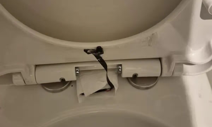 Hoảng loạn khi phát hiện camera quay lén ở bồn cầu chuỗi nhà hàng nổi tiếng