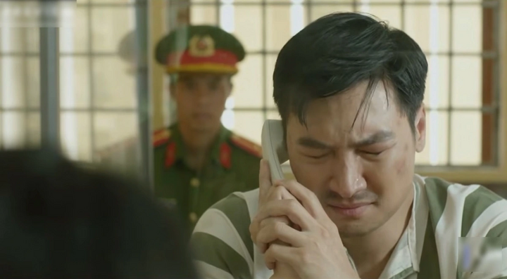 Phim ‘Lằn ranh’ tập 58: Phó bí thư Sách ra đầu thú, Triển bật khóc