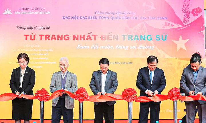 Khai mạc trưng bày 'Từ trang nhất đến trang sử - Xuân đất nước, Đảng soi đường'