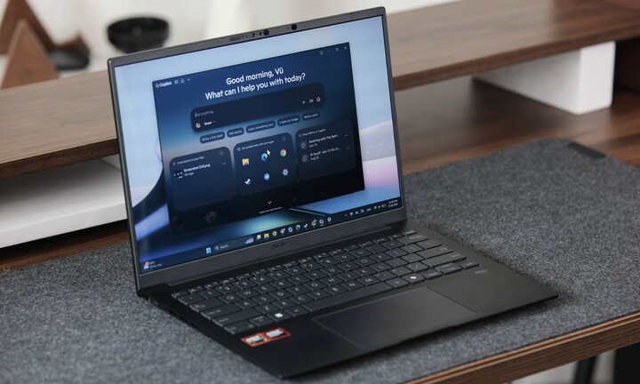 Laptop AI có thể dùng cả ngày cập bến Việt Nam