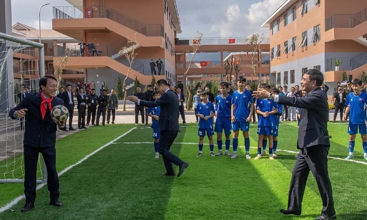 Phút ngẫu hứng của Bộ trưởng Quốc phòng và Bộ trưởng Công an